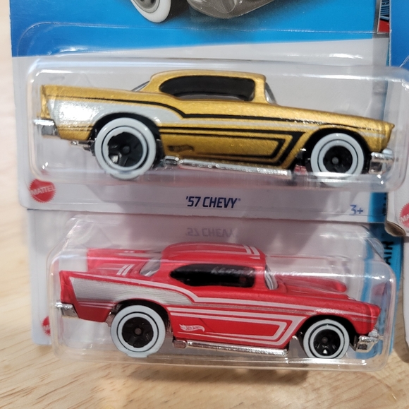 Hot Wheels 4 Car bundle - Picture 2 of 3